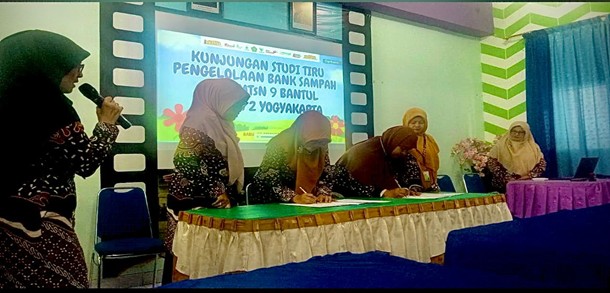 Belajar Kelola Bank Sampah, MTsN 9 Bantul Studi Tiru ke MAN 2 Yogyakarta